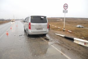 В Астраханской области в результате опрокидывания легкового автомобиля пострадали 2 человека