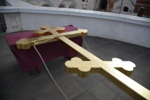 В Астраханском кремле установлен православный крест