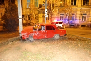 В Астрахани водитель легкового автомобиля, уходя от преследования, совершил наезд на опору ЛЭП