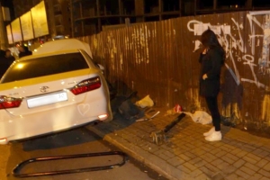 В Астрахани в результате ДТП пострадали 2 пешехода, находившиеся на тротуаре