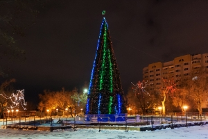 Астрахань украсили 8 новогодних елок