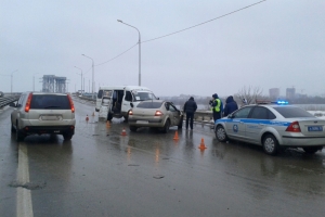 В Астрахани в результате опрокидывания маршрутного такси пострадали 5 человек