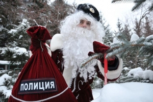 Полицейский Дед Мороз поздравит российских детей и подростков