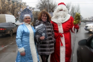 Полицейский Дед Мороз поздравил астраханских водителей и пешеходов с Новым годом