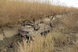 В Астраханской области в результате опрокидывания автомобиля пострадал водитель