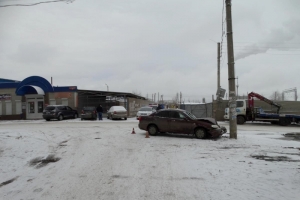 В Астрахани в результате наезда на бетонную опору ЛЭП пострадал водитель иномарки