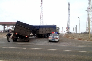 В Астраханской области сотрудники ГИБДД оказали помощь водителю грузовика из Волгограда