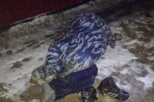 В Астраханской области инспекторы ДПС оказали помощь мужчине, лежавшему на земле в морозную ночь