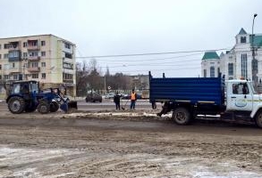 В Астрахани продолжается зачистка магистралей от снега и талых вод