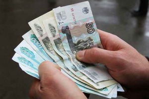 Почти половине россиян денег хватает только на еду и одежду