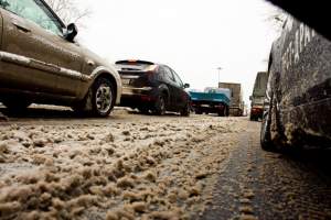 В спальных районах Астрахани остаётся грязь и наледь на дорогах