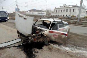 В Астрахани в результате наезда автомобиля на препятствия пострадали 2 человека