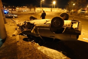 В Астрахани полиция проводит проверку по факту ДТП, в результате которого произошло опрокидывание автомобиля