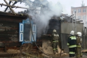 Пожар в жилом доме в Астрахани не пощадил пенсионерку