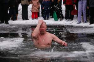 В Крещенских купаниях в Астраханской области приняло участие почти 7 тысяч человек