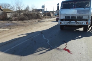 В Астрахани ГИБДД проводит административное расследование по факту наезда грузовика на пешехода