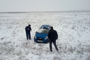 В Астраханской области произошло опрокидывание легкового автомобиля