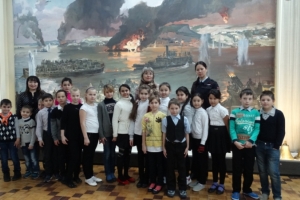 Общественный совет при УМВД России по Астраханской области организовал для детей из семей, попавших в трудную жизненную ситуацию, экскурсию в Музей боевой славы