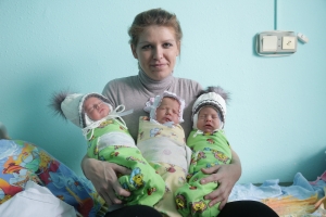 Торжественная выписка тройняшек Медведевых прошла в областной детской больнице