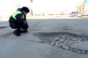 В г. Знаменске Астраханской области полицейские выявили недостатки в состоянии улично-дорожной сети
