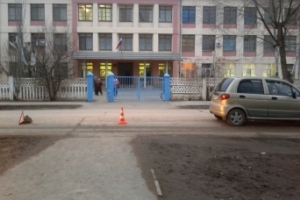Под Астраханью легковушка сбила ученика прямо перед школой