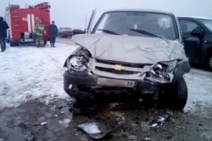 В Астраханской области в результате лобового столкновения автомобилей погибли 2 человека