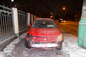 В Астрахани в результате наезда иномарки на дерево пострадала женщина