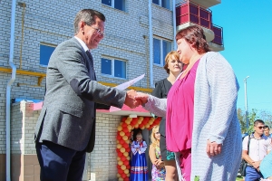 В Астрахани ключи от новых квартир получили 108 переселенцев из ветхого и аварийного жилья