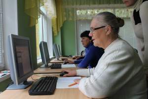 Компания «Лукойл» помогает астраханским пенсионерам освоить компьютерную грамотность