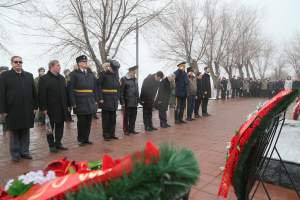 День Защитника Отечества в Астрахани отметили возложением венков к памятникам и обелискам воинской славы