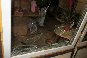 В Астраханской области задержан молодой человек, умышленно разбивший витрину цветочного магазина