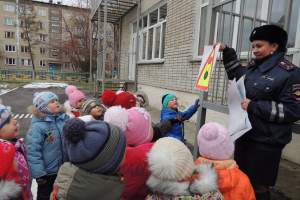 Юные астраханцы приняли участие в акции "Шагающий автобус"