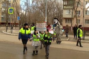 В Астрахани прошла акция «Шагающий автобус»
