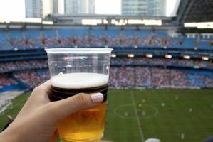 Руководители футбольных клубов призывают разрешить пиво на стадионах