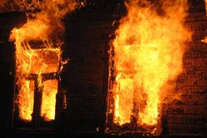 В центре Астрахани на пожаре в жилом доме спасены 9 человек