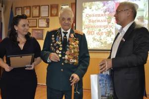 Глава города Алена Губанова поздравила с 90-летием почетного ветерана Астрахани
