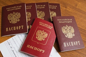 Рогозин вручил паспорт гражданина РФ украинской гандболистке Манагаровой