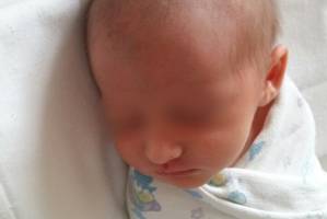 Астраханцев просят помочь в поиске родителей новорожденной девочки