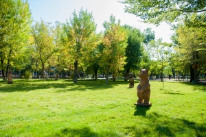 В астраханском Студенческом парке установили памятник халяве