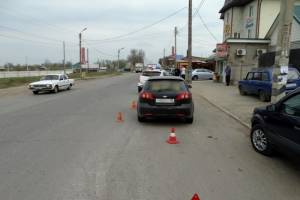 В Астрахани такси сбило девочку на глазах у матери