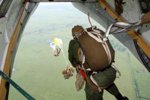 Морпехи Астрахани и Каспийска за неделю совершат около тысячи прыжков с парашютом
