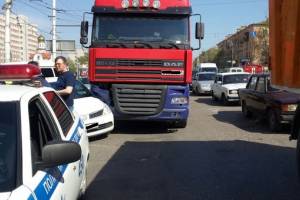 В Астрахани иномарка попала под фуру