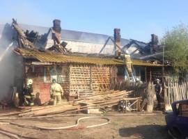 Пожар в Астрахани лишил дома несколько семей