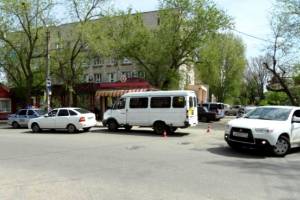 В Астрахани в ДТП пострадали две пассажирки маршрутки