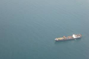 Экипаж с горящего танкера доставят в Астрахань не раньше понедельника