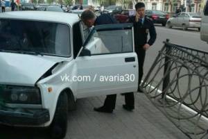 В Астрахани «семерка» снесла ограждение и вылетела на тротуар (фото)