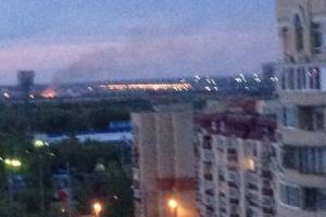 В Астрахани в районе асфальтного завода у объездной дороги в мкр. Бабаевского горел камыш