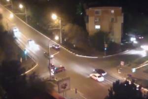 В Астрахани водитель легковушки проскочил на красный и устроил ДТП (видео)