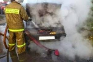 В Астрахани неизвестный поджег автомобиль