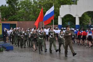 Астраханские школьники прошли парадом перед ветеранами